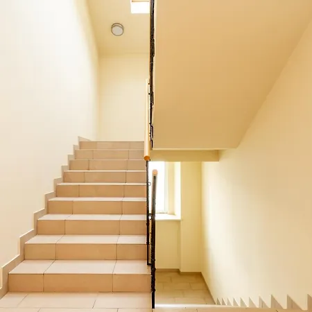 Arianska Comfort By Bookinghost *