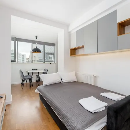 Arianska Comfort By Bookinghost *