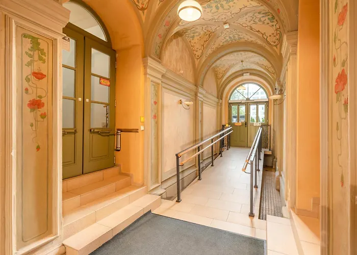 Arianska Comfort By Bookinghost * Krakau