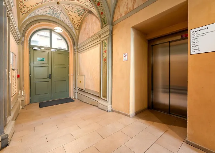 Arianska Comfort By Bookinghost Krakau